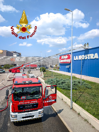 Incendio sul tetto di un negozio nel Torinese, evacuate trenta persone